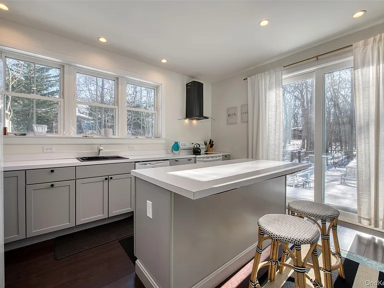 13595 Soundview Ave — Photo 2