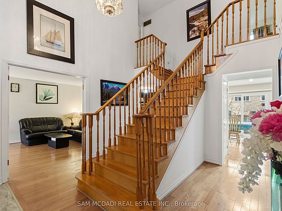 3rd image of 8 Brooklyn Cres