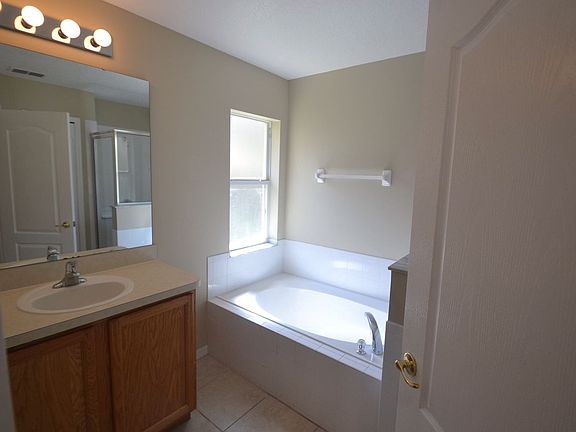 3rd image of 981 Hanford Dr