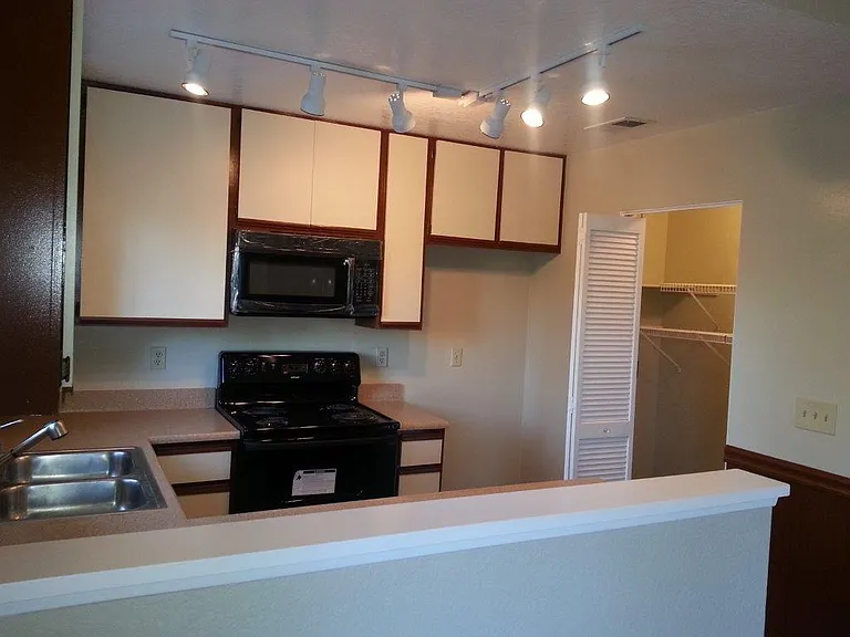 11337 Avenida De Los Lobos #G — Photo 10
