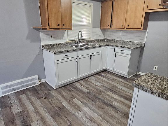 3rd image of 14072 Carlisle St