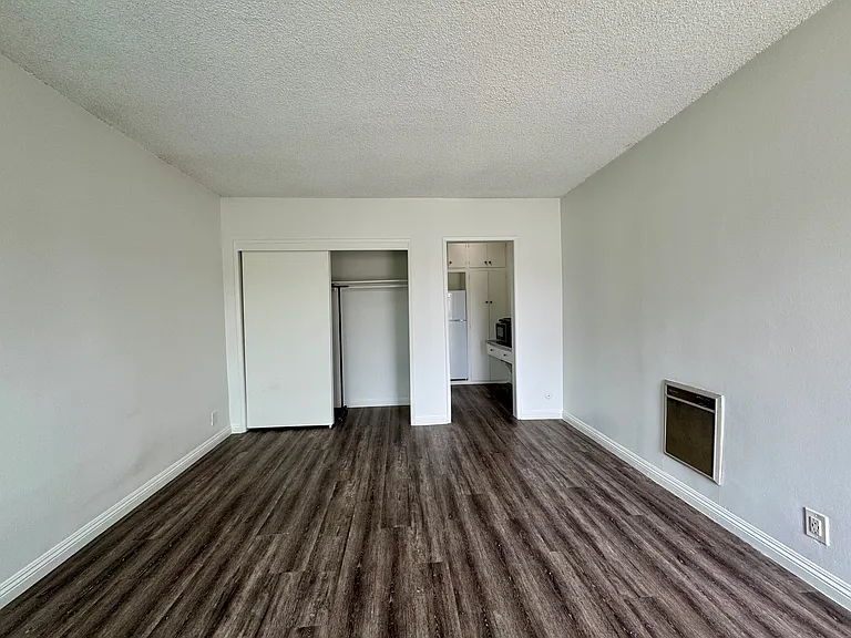 1230 W 29th St #8 — Photo 1