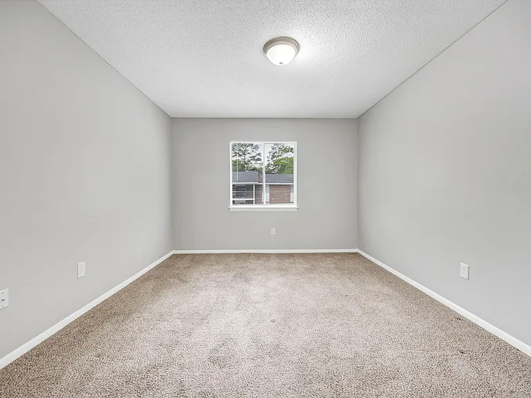 Landmark Woods Apartment Homes — Photo 41