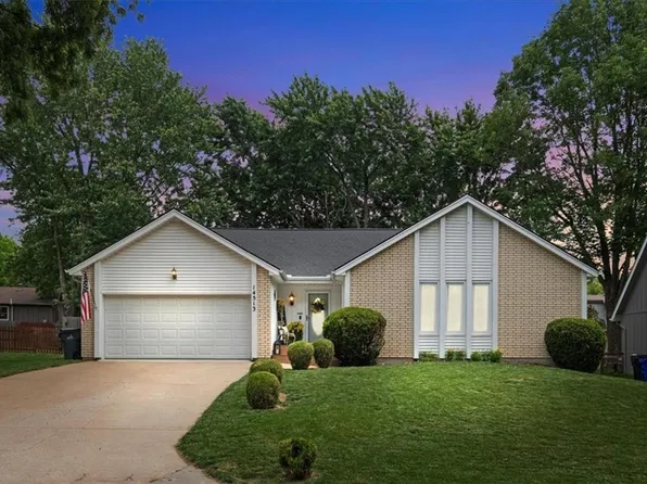 14513 S Summertree Ln, Olathe, KS 66062