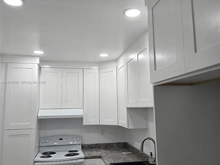 9159 SW 77th Ave #211 — Photo 3