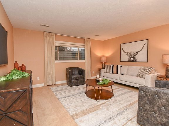 5th image of 107 W Doral Ct