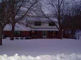 21950 W Lochinvar Ln, New Berlin, WI 53146