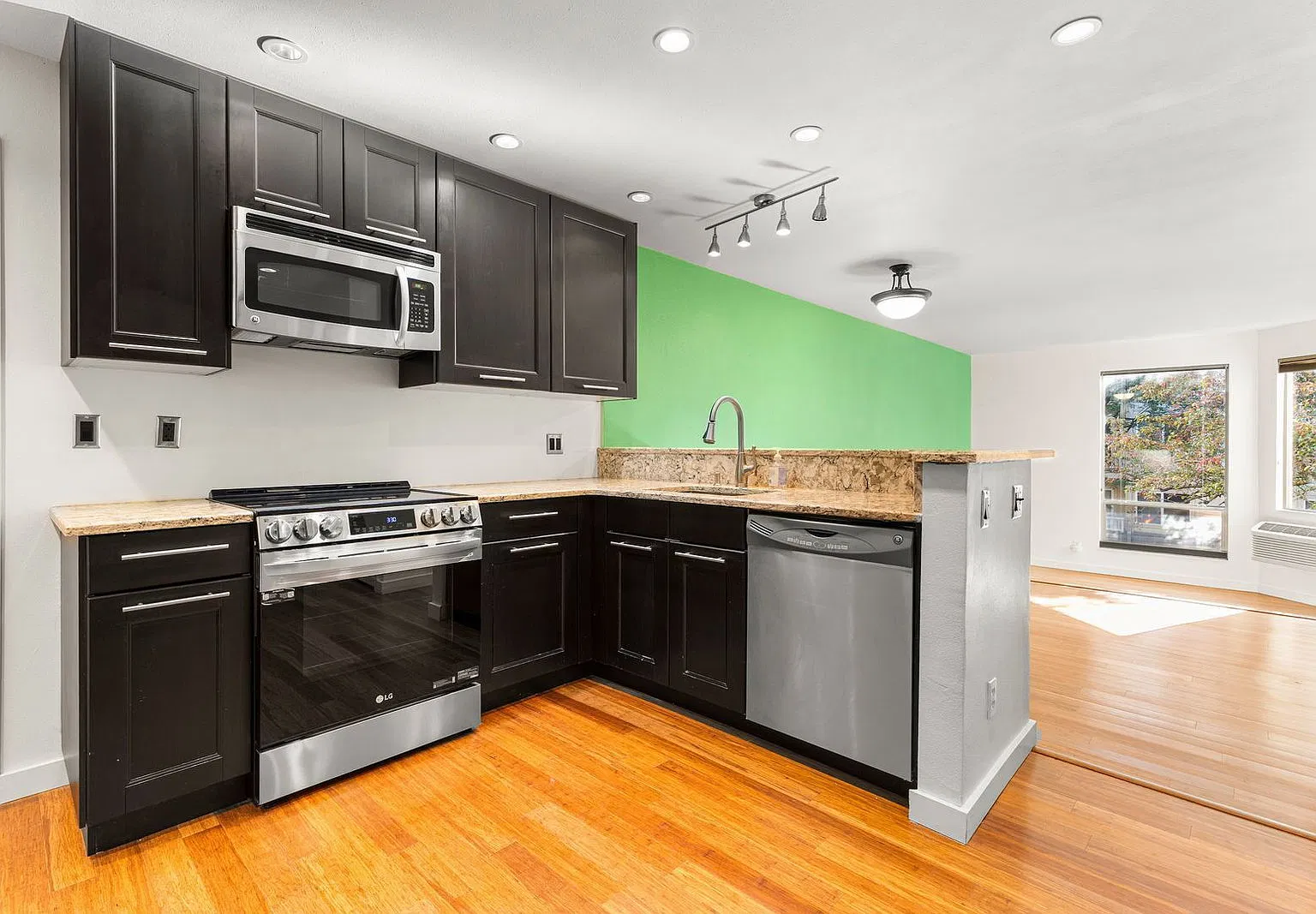 2 bed, 2.0 bath, 897 sqft, $2,150 — Photo 2