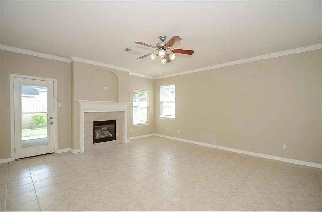 3 bed, 2.0 bath, 2455 sqft, $2,600 — Photo 4