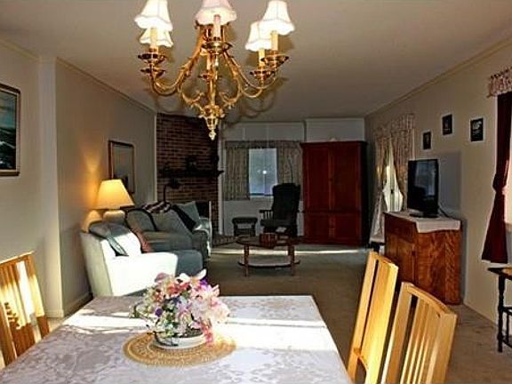 3rd image of 12 Hibernia Ln