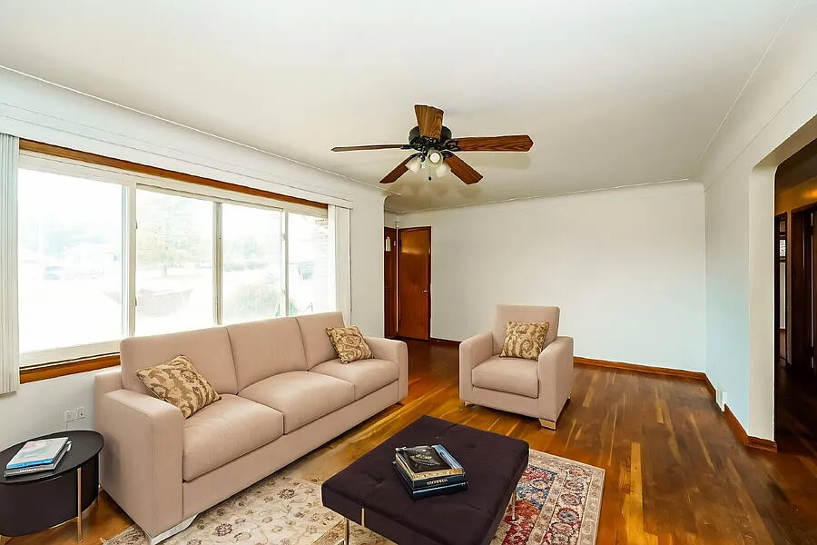 3-Bedroom Home with A/C, Fridge and Stove in Broadview Heights — Photo 3