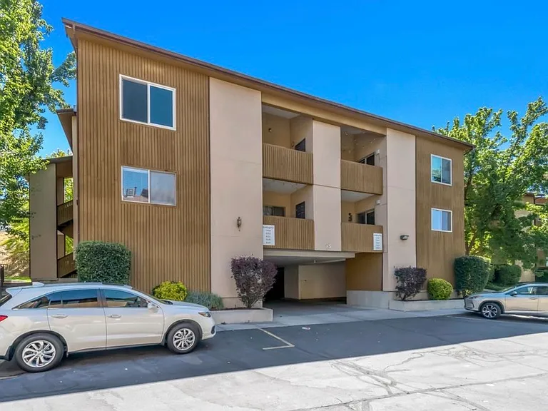 9143 S Jefferson Pl — Photo 1