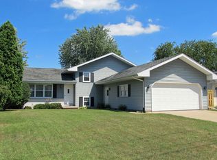 204 Lakeshore Dr, Hortonville, WI 54944