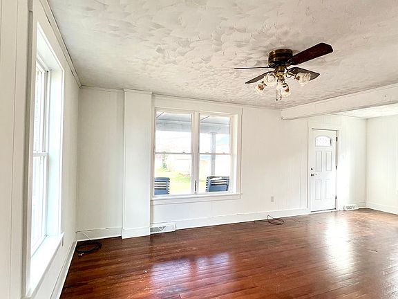 4th image of 6 N Soudersburg Rd