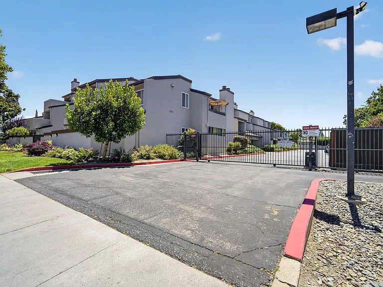2201 The Alameda #27 — Photo 2