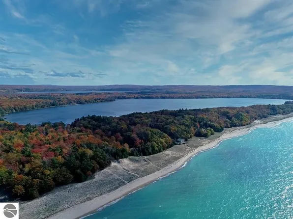 4152 Peninsula Dr, Frankfort, MI 49635