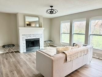 3rd image of 719 Crabapple Ln