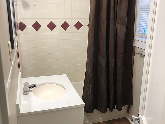2nd image of 236 Bowie St