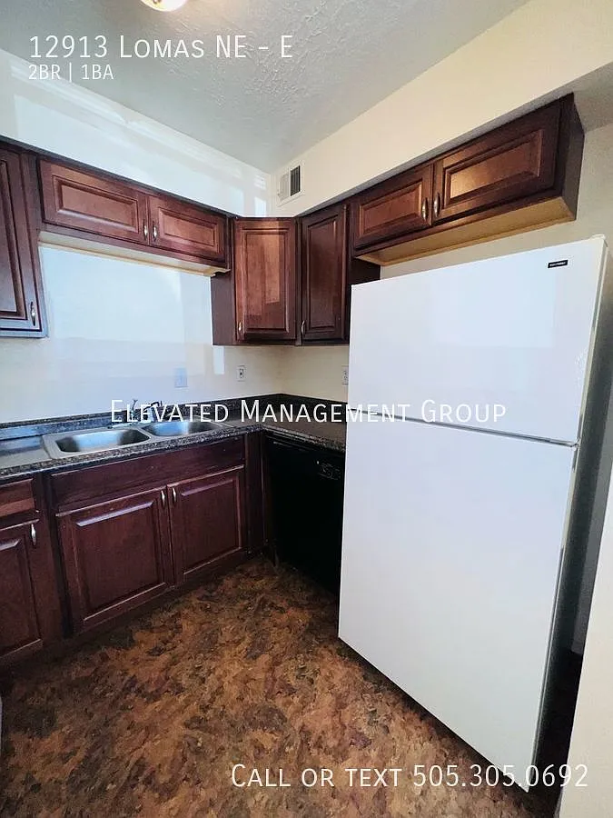 Spacious 2bedroom/1bath In The Ne Hights, Ready For Immediate Move-In! — Photo 2
