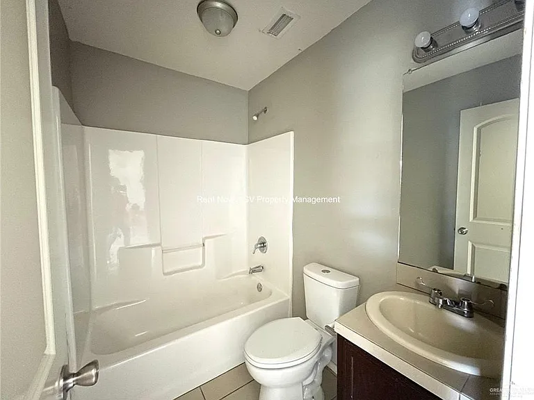 2010 Miroslava Ave #4 — Photo 7