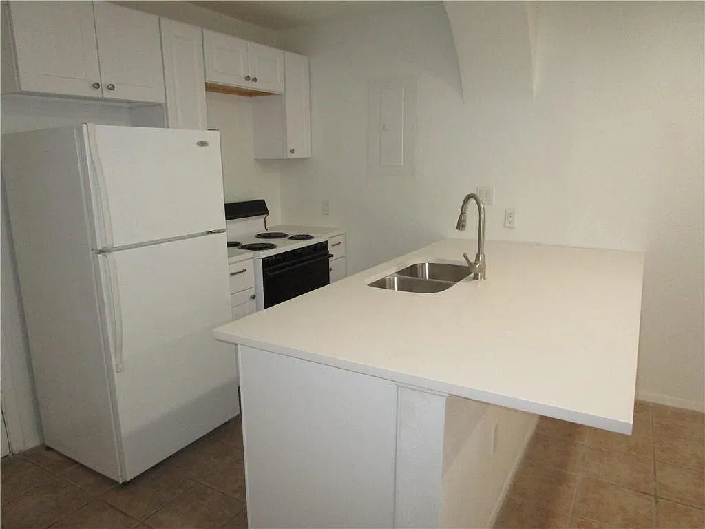 2 bed, 1.0 bath, 786 sqft, $1,200 — Photo 3