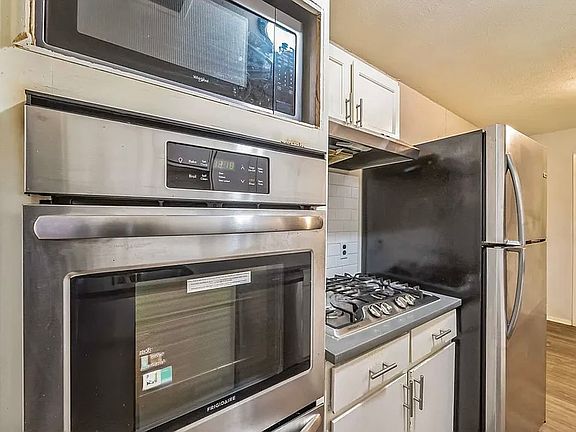 4th image of 900 Rosewood Ln