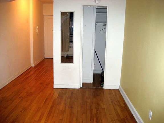 4th image of 312-320 W 23rd St #4B