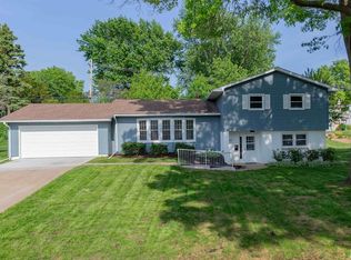 2319 Salem Ct, Bettendorf, IA