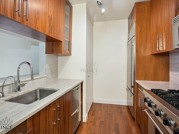3rd image of 88 Greenwich St APT 615