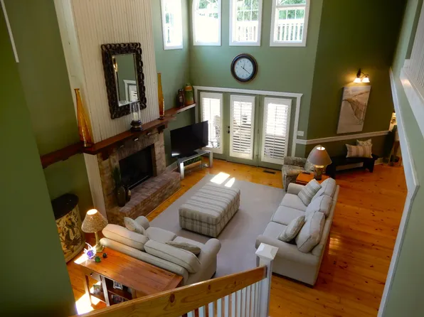 738 Marina Village Dr, Grand Rivers, KY 42045
