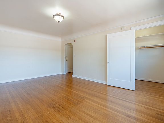 4th image of 409 10th Ave #303