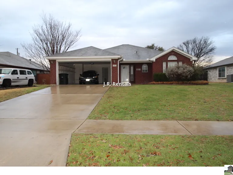 5211 James Loop — Photo 1