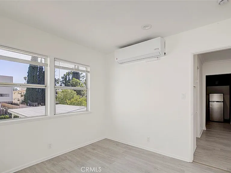 14916 Wyandotte St — Photo 15