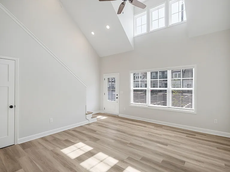 1150 England Dr — Photo 4