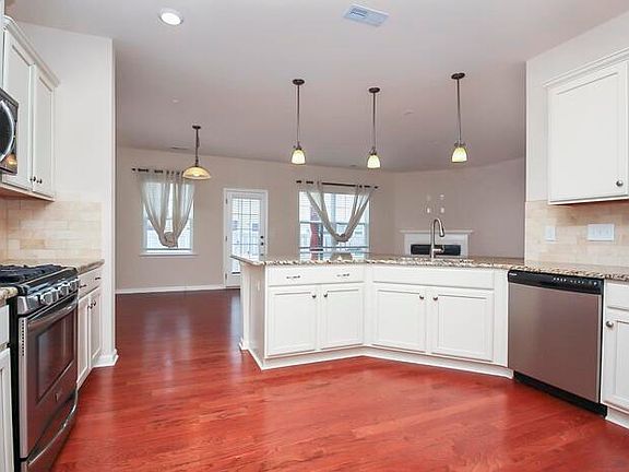 5th image of 106 Clarendon St Unit A