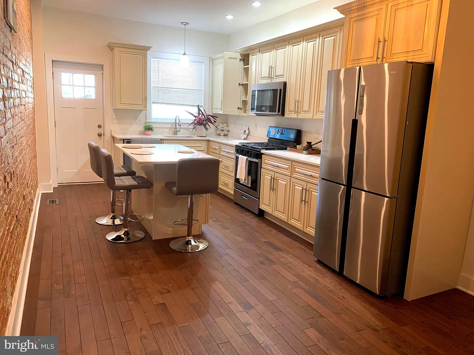 3 bed, 3.5 bath, $3,200 — Photo 2