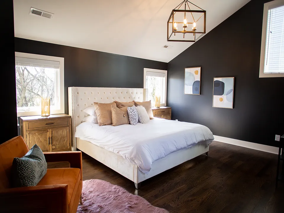 Primary Bedroom w/King Bed + Full ensuite Bathroom