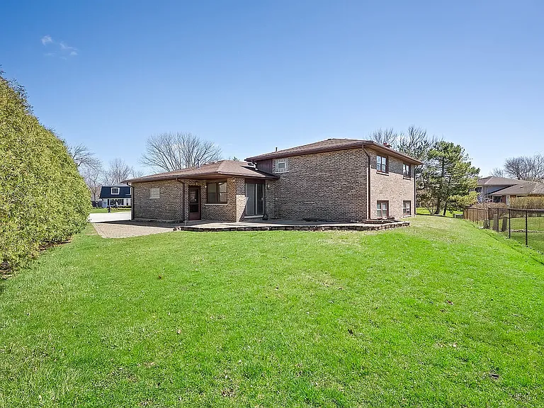 1631 Arbor Ct — Photo 6