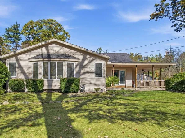 563 E Wackerly Rd, Sanford, MI 48657