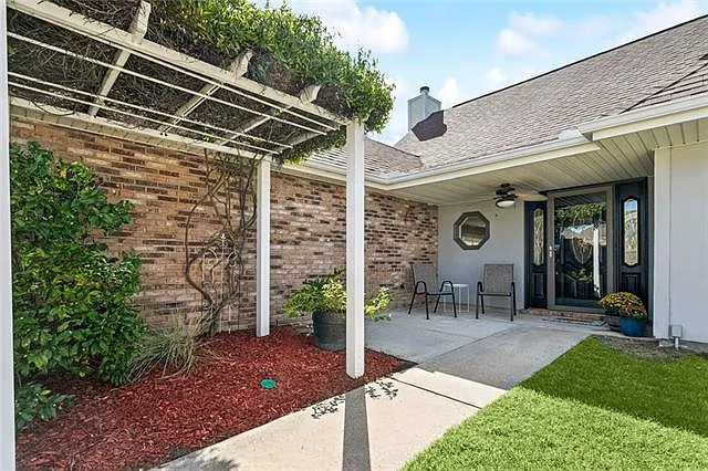 4 bed, 2.5 bath, 2387 sqft, $2,850 — Photo 3