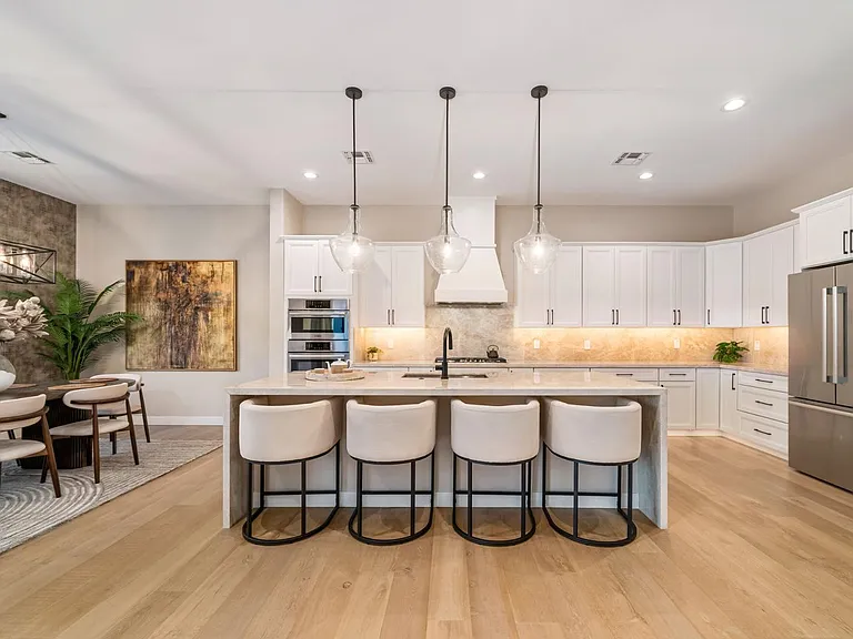 3810 E Clarendon Ave — Photo 2
