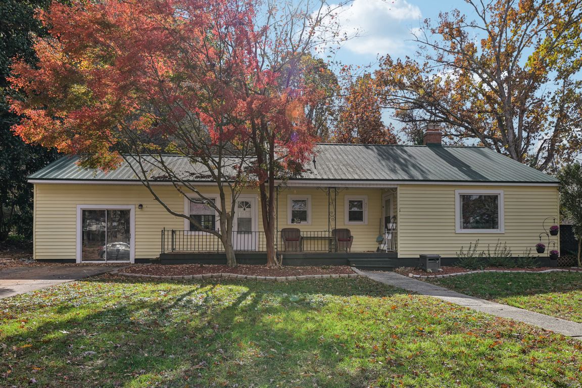 E Graham St-S1111-001