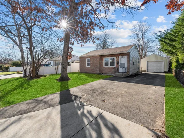 128 N 20th Street, Wheatley Heights, NY 11798
