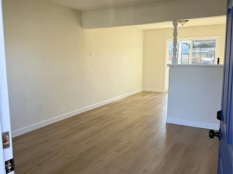 558 S Benjamin St — Photo 2