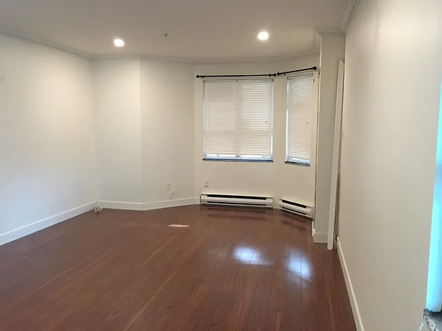 921 Thurlow St #303 — Photo 1