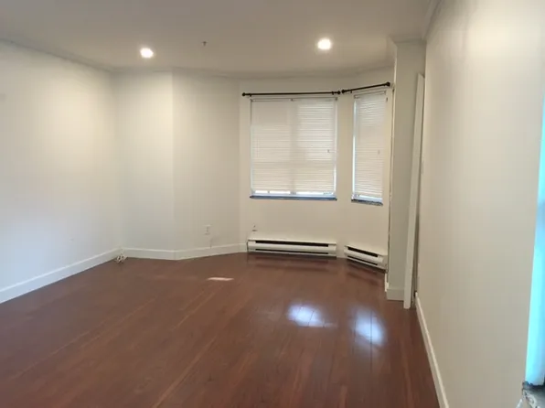 921 Thurlow St #303, Vancouver, BC V6E 1W3