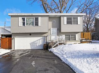 130 S Lakeshore Dr, Lakemoor, IL 60051