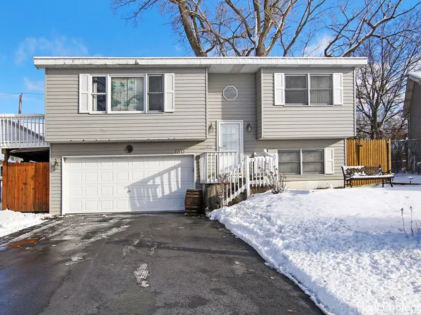 130 S Lakeshore Dr, Lakemoor, IL 60051