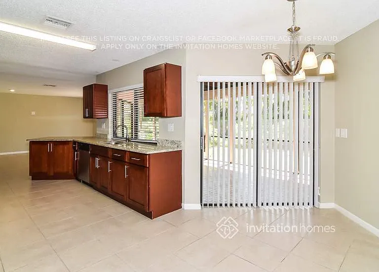 10048 NW 20th St — Photo 5