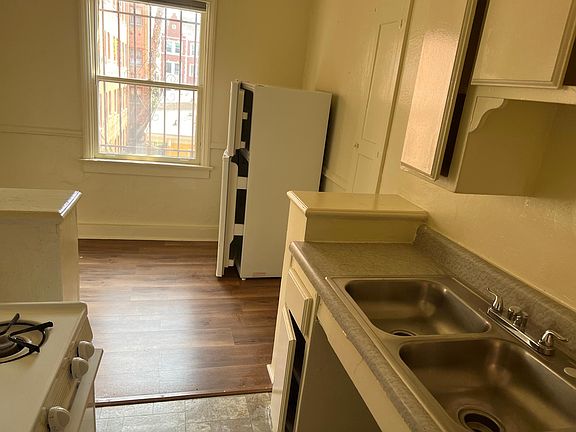 3rd image of 456 S Kenmore Ave #106